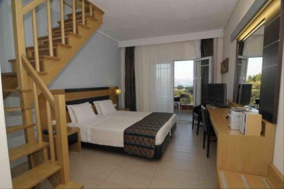 ХОТЕЛ LAGOMANDRA HOTEL & SPA 4*